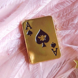 Épinglette dorée pour carte à jouer Ace of Spades, émail doux doré, joli collier classique Bee Deck Poker revers brillant, mini-tableau de remplissage 0,75 pouce
