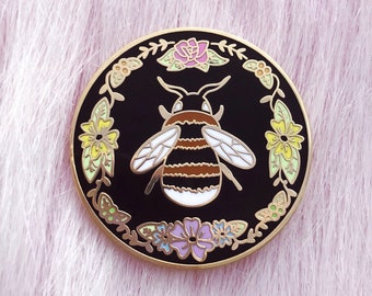 Floral Bee Pin, Pastel Rainbow Flower Wreath Honeybee Gold Hard Enamel Lapel Pin Badge, Nature Animal Botanical Pretty Bees Cute Circle Pin