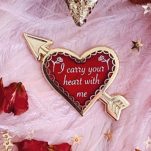 I Carry Your Heart With Me エナメルピン、ステンドグラス 半透明グリッター、e. e. カミングス かわいいバレンタインデー 愛の記念品 ギフトピン