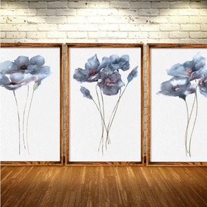 Puede incluir: Tres pinturas de acuarela enmarcadas de flores grises sobre fondo blanco. Las flores est&aacute;n en un estilo de ramo con tallos que se extienden desde la parte inferior de las pinturas.