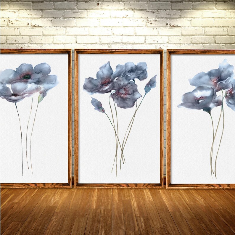 Puede incluir: Tres pinturas de acuarela enmarcadas de flores grises sobre fondo blanco. Las flores est&aacute;n en un estilo de ramo con tallos que se extienden desde la parte inferior de las pinturas.