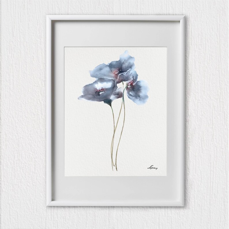 Puede incluir: Una pintura de acuarela enmarcada de tres flores grises con tallos delicados sobre un fondo blanco.