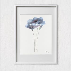Puede incluir: Una pintura de acuarela enmarcada de tres flores azules con tallos delgados sobre un fondo blanco.