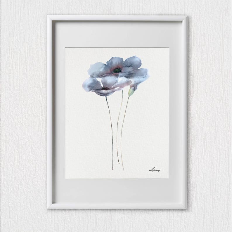 Puede incluir: Una pintura de acuarela enmarcada de tres flores azules con tallos delgados sobre un fondo blanco.
