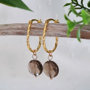Boucles d’oreilles ovales torsadées plaquées or en argent sterling avec goutte de monnaie facettée en quartz fumé | Cerceaux d’or avec goutte de quartz fumé