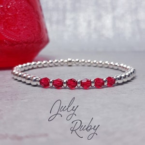 Pulsera con piedra natal de julio / Piedra natal de rubí de julio / Pulsera apilable de plata de ley y cristal de Swarovski / Regalo para mujer