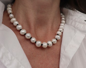 Leather and pearl necklace, Knotted necklace, Freshwater pearls, Black leather