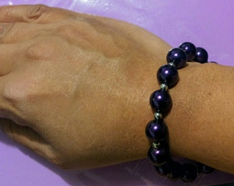Purple glass pearl bracelet 8 in. Bold &beautiful. Perfect gift for the purple lover!