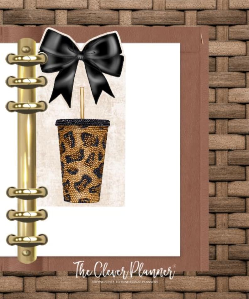K&ouml;nnte beinhalten: Ein brauner und schwarzer Tumbler mit Leopardenmuster, schwarzem Bogen und Strohhalm. Der Tumbler befindet sich auf einem wei&szlig;en Hintergrund mit dem Text "The Clever Planner" in Schwarz.
