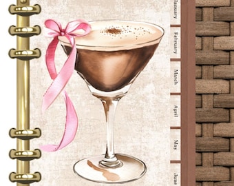 Może przedstawiać: Brązowy i beżowy planer z  złotym  okręgowym  binderem. Okładka  zawiera  akwarelową  ilustrację  szklanki  martini  z  różową  wstążką  i  kokardką. Miesiące  roku  są  wymienione  po  prawej  stronie  okładki:  styczeń,  luty,  marzec,  kwiecień,  maj,  czerwiec. Tekst  "The Clever Planner"  znajduje  się  na  dole  okładki.