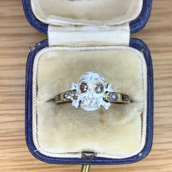 Ein atemberaubender Memento Mori Totenkopf, Emaille & Diamant Ring aus dem Jahr 1767