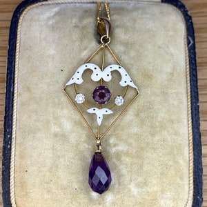 Een prachtige 18kt geelgouden jugendstilketting met diamant, email en amethist, omstreeks 1890
