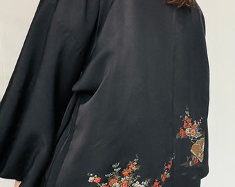 Vintage Kimono, Antike schwarze Kimonojacke, Traditionelle Japanische Damenjacke, Pre-loved Kimono, Wiederverwendung und Recycling, Slow Fashion