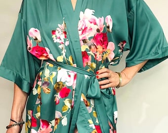 Könnte beinhalten: Teal-farbener Satin-Kimono mit einem Blumenmuster in Rosa, Rot und Weiß. Der Kimono hat weite Ärmel und einen passenden Bindegürtel. Das Blumenmuster konzentriert sich auf die Vorderseite und die Ärmel.