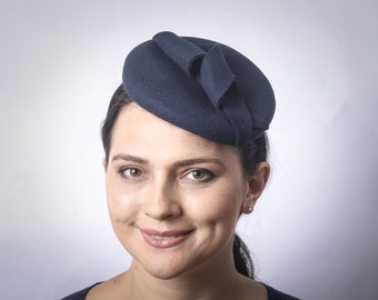 Marineblau Pillbox Hut, Merino Wolle Fascinator Hut , Marineblau Pillbox Hut, Marineblauer Pillbox Wollhut, Britischer Hut