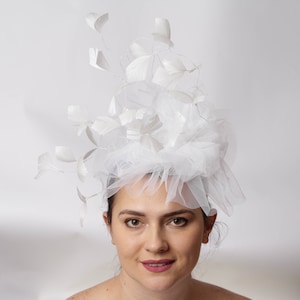 White Fascinator with Veil and Feathers, Womens Tea Party Hat, Church Hat, wedding hat, British Hat, White Fascinator with Feathers
