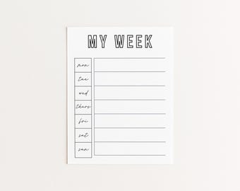 Könnte beinhalten: Ein weißer Wochenplaner mit den Worten "MY WEEK" in fetten Blockbuchstaben oben. Darunter ist ein Raster mit Wochentagen beschriftet, mit Platz für Notizen. Das Design ist minimalistisch und modern.