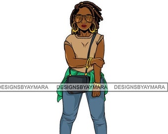 Puede incluir: Una mujer con piel morena y rastas lleva un top de tirantes de color beige, pantalones vaqueros azules y un bolso de hombro negro. También lleva pendientes de aro dorados, gafas de sol y pulseras.