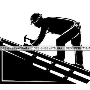 Op de afbeelding: Silhouet van een bouwvakker met een helm die een hamer gebruikt om een ​​stuk hout op een dak vast te spijkeren.