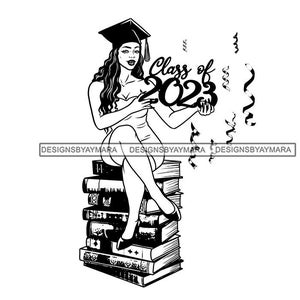 Abschluss Junge Frau Klasse 2023 Sitzen Bücher Studenten Mütze Kleid Leistung Studenten Erfolg Grad Absolvent JPG PNG Print Cricut Schneidedatei