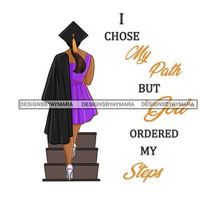 Könnte beinhalten: Eine Frau in einem lila Kleid und einem schwarzen Abschlussgewand geht eine Treppe hinauf. Der Text "Ich habe meinen Weg gewählt, aber Gott hat meine Schritte gelenkt" ist in goldenen Buchstaben geschrieben.