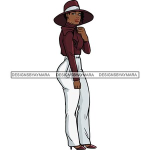 Peut inclure: Une femme portant un chapeau à larges bords avec un chemisier bordeaux et un pantalon blanc. Elle est debout, la main sur le menton, et regarde de côté.