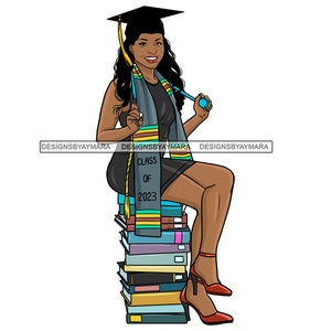 Absolvent junge College-Frau 2023 sitzt auf Büchern Abschlusskappe Kleid Diplom-Abschluss-Erfolg-Student PNG JPG-Schnittdateien Vektor-Designs