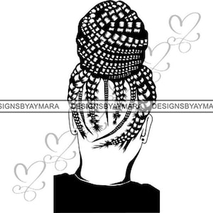 Puede incluir: Ilustración en blanco y negro de la parte posterior de la cabeza de una persona, que muestra un cabello trenzado intrincadamente, peinado en un moño. La imagen incluye el texto "DESIGNSBYAYMARA" en un cuadro rectangular. Formas de corazón decorativas en el fondo.