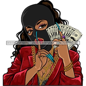 Puede incluir: Una mujer con una máscara de esquí negra y una chaqueta roja sostiene un abanico de dinero en efectivo en una mano y se lleva la otra mano a la boca con el dedo índice extendido. Lleva cadenas y pulseras de oro.