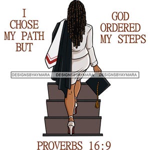 Könnte beinhalten: Eine Frau in einem weißen Kleid und einem schwarzen Abschlussgewand geht eine Treppe hinauf. Der Text "Ich habe meinen Weg gewählt, aber Gott hat meine Schritte gelenkt" befindet sich auf der linken Seite des Bildes. Der Text "Sprüche 16:9" befindet sich am unteren Rand des Bildes.