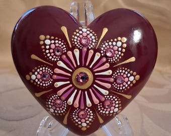 Kleine hartmandala op een kunststeen met glaskristallen