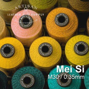 Könnte beinhalten: Nahaufnahme von Spulen mit gelbem, orangefarbenem, rosa und türkisfarbenem Garn. Das Garn ist mit "Mei Si Super Fine Linen Thread" und "M300/0.35mm" beschriftet.