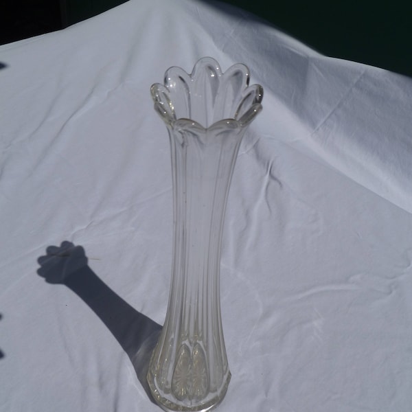 vintage stretch/swung glass vase