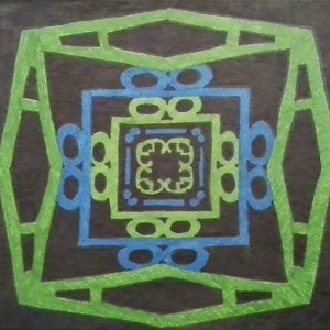 Op de afbeelding: Een symmetrisch geometrisch ontwerp met concentrische vierkanten en cirkels. Het ontwerp is getekend in groen, blauw en zwart op een zwarte achtergrond.