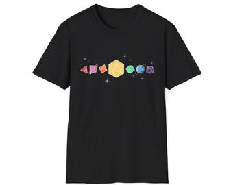 Puede incluir: Camiseta negra con un gráfico de varias formas geométricas de dados, incluyendo un triángulo, un cuadrado y un dado de 20 caras. Los dados están delineados en blanco y rellenos de colores pastel. El diseño está sobre un fondo estrellado.