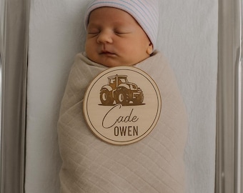 Prénom personnalisé bébé tracteur : décoration de chambre en bois gravée