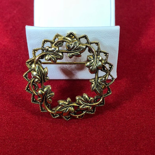 Vintage-Brooch-Gold-Pin-Wreath-Leaves-Pendant-Jewelry-Accessories