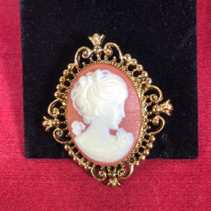 Vintage-Brooch-Pin-Cameo-Lady-White-Coral-Gold-Jewelry-Accessories-Locket-Avon