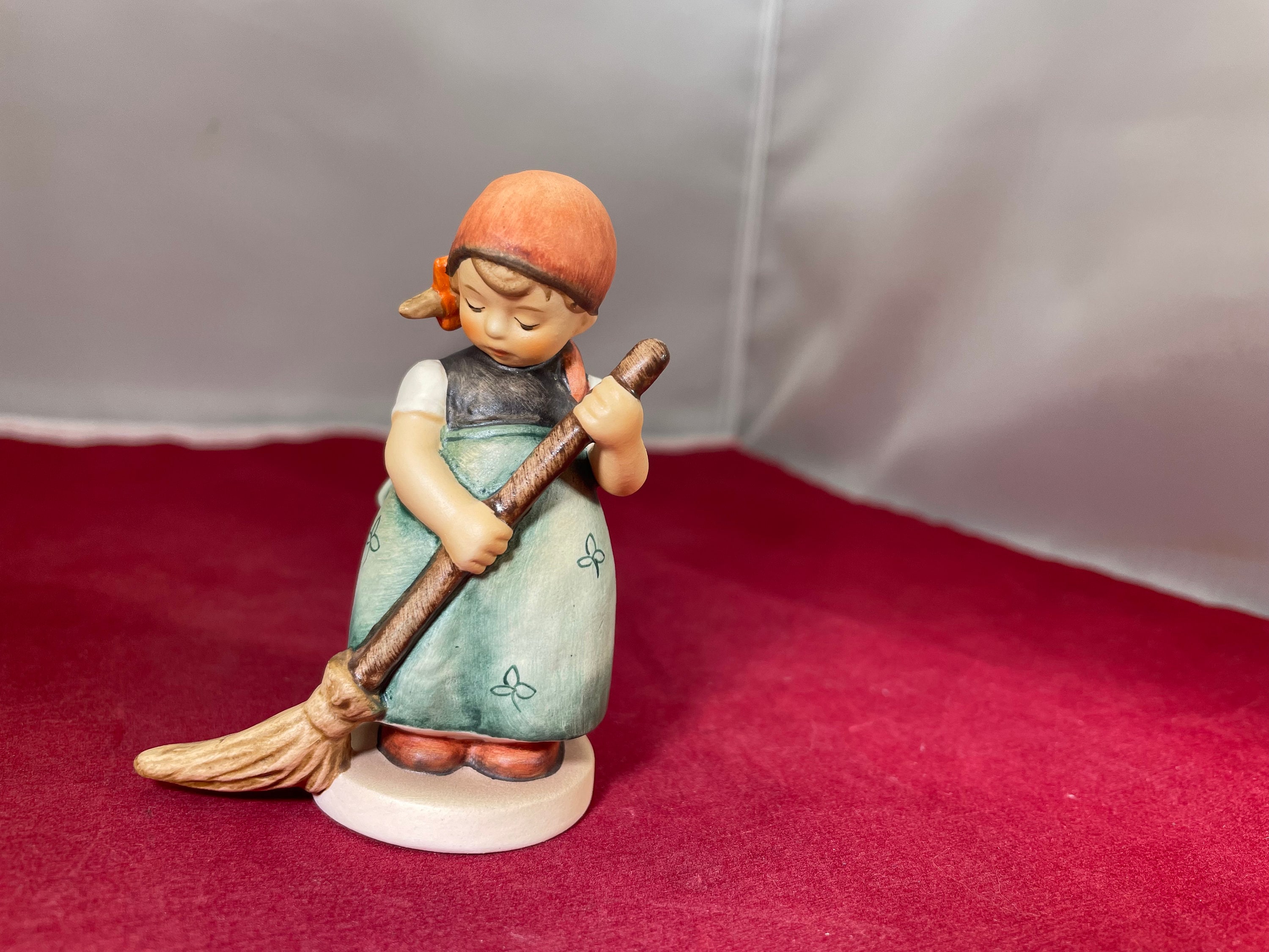 Vintage-figurine-hummel-girl-sweeping-little Sweeper-1986-germany