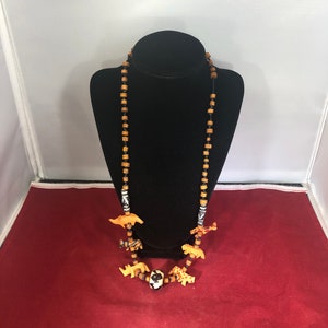 Vintage-Necklace-Beads-Brown-Black-White-Animals-Elephant-Cheeta-Lion-Jewelry-Accessories