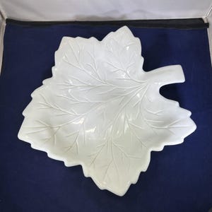 Vintage-Westmoreland-White-Milk Glass-Leaf-Dish-Plate-Bowl-Home Decor