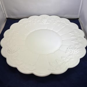 Vintage-Westmoreland-Plate-Platter-Grapes-Leaves-White-Milk Glass-Home Decor