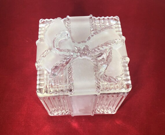 Vintage-Trinket Dish-Clear-Glass-Frosted-Lid-Ribb… - image 6