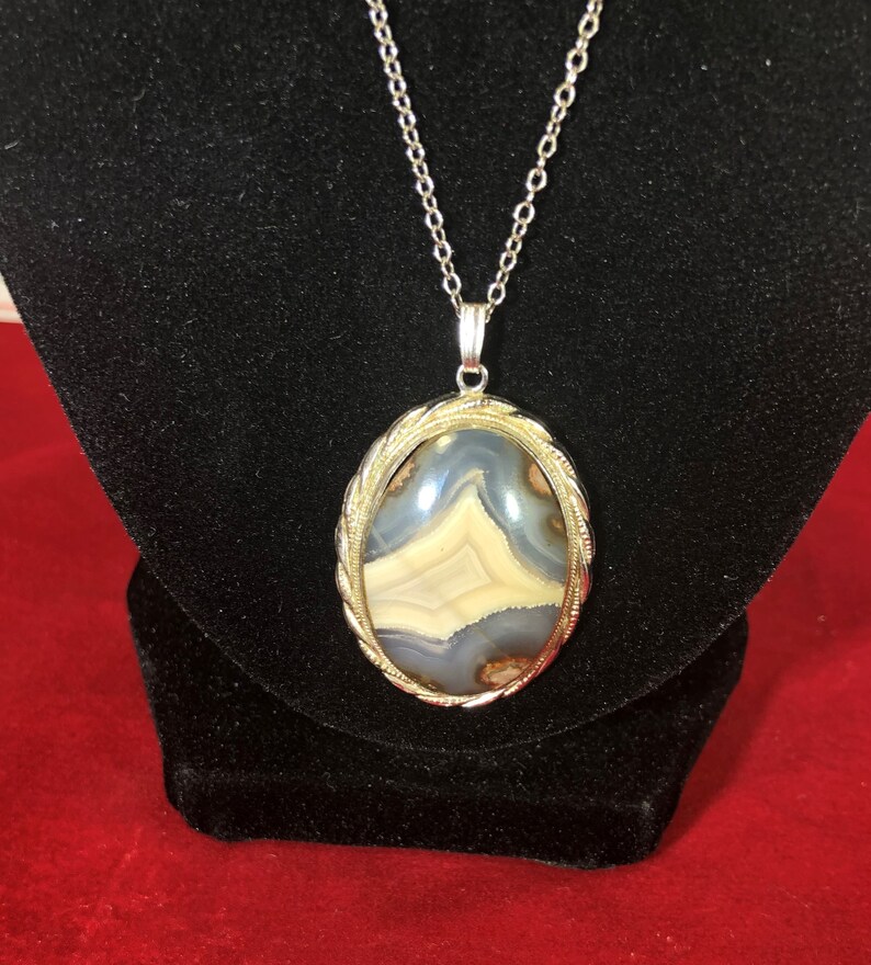 Vintage-Necklace-Pendant-Silver-Gray-Oval-White-Brown-Jewelry-Accessories
