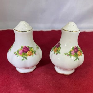 Vintage-Salt and Pepper Shakers-Bowl-Old Country Roses-Royal Albert-Pink-Yellow-Gold-England-Serving Ware