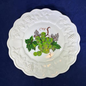 Vintage-Westmoreland-Plate-Green-Grapes-Leaves-White-Milk Glass-Home Decor