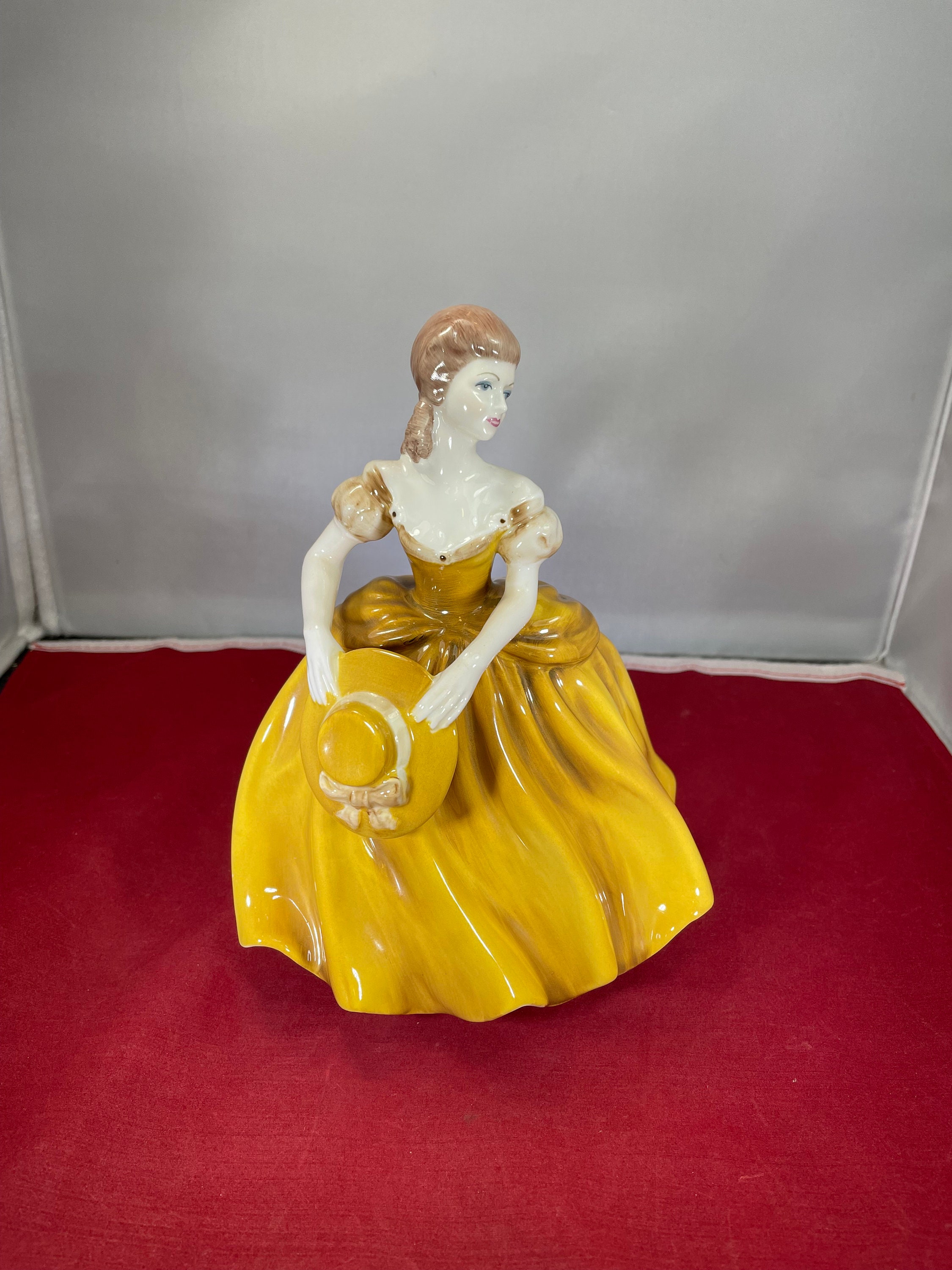 Vintage-figurine-coalport-girl-ballgown-teresa-bone China-england