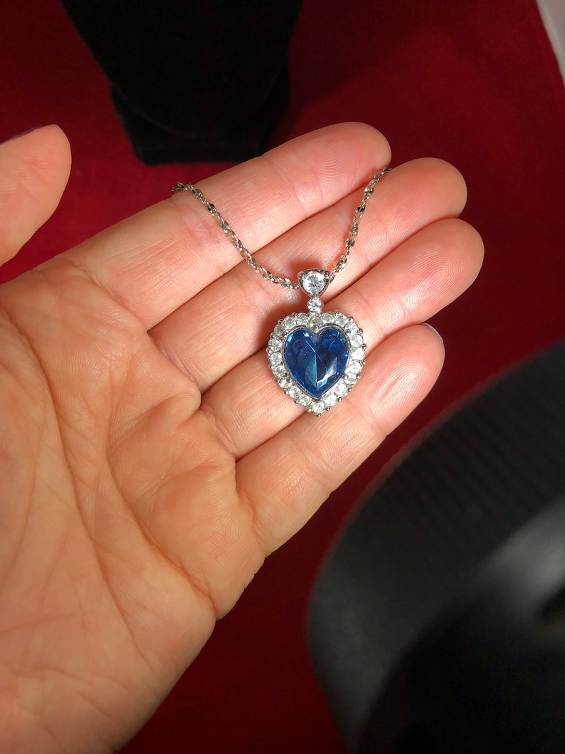 Vintage-Necklace-Heart-Rhinestones-Silver-Chain-Blue-Jewelry-Accessories