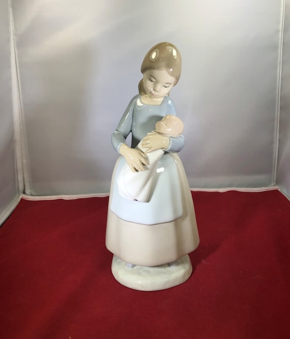 Vintage-nao-lladro-girl-baby-spain-handmade-daisa-figurine-statue