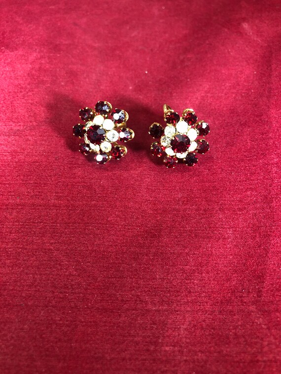 Vintage-earrings-red-clear-rhinestones-flower-gold-cora-screw On  